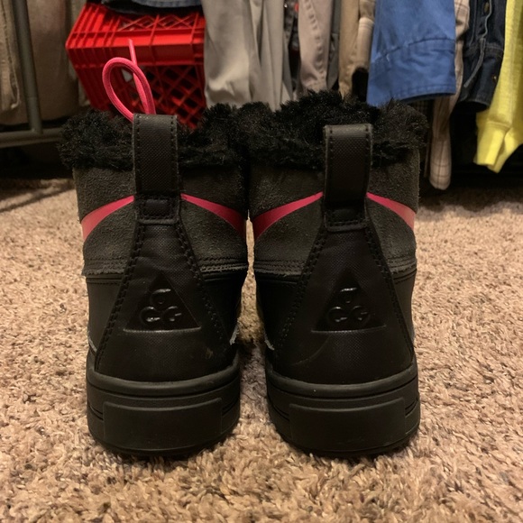 Neon Pink & Black Nike snow boots - Picture 2 of 3